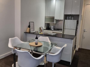 Collins central 2-bd apartment with pre-reserve parking